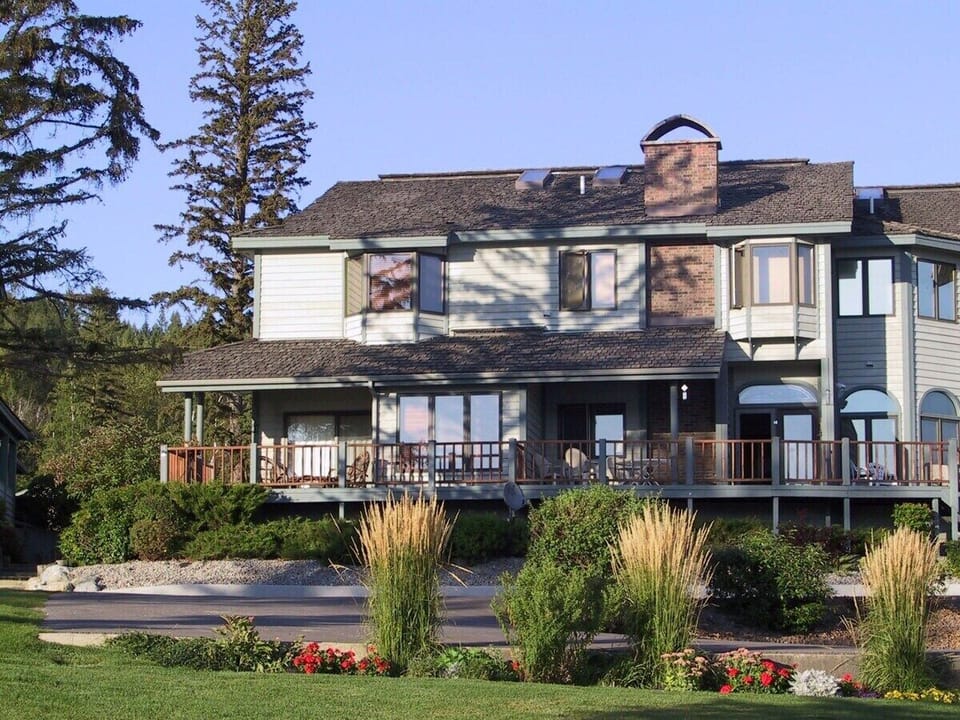 Lake-Side Exterior at Mountain Harbor Summer