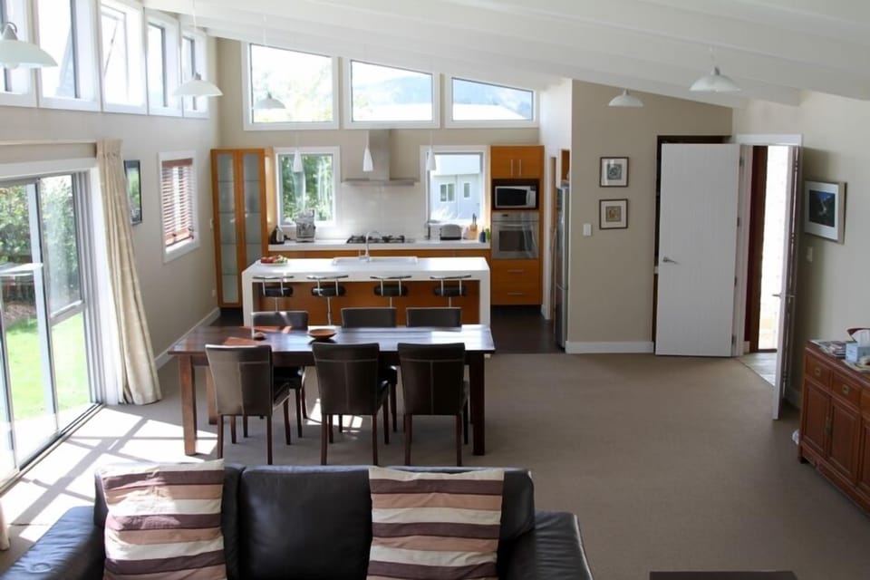 Lounge/dining/kitchen