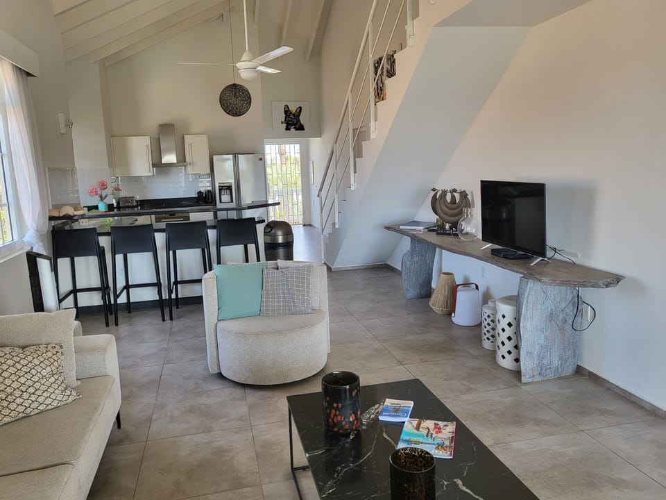 Open floorplan towards Mambo Beach