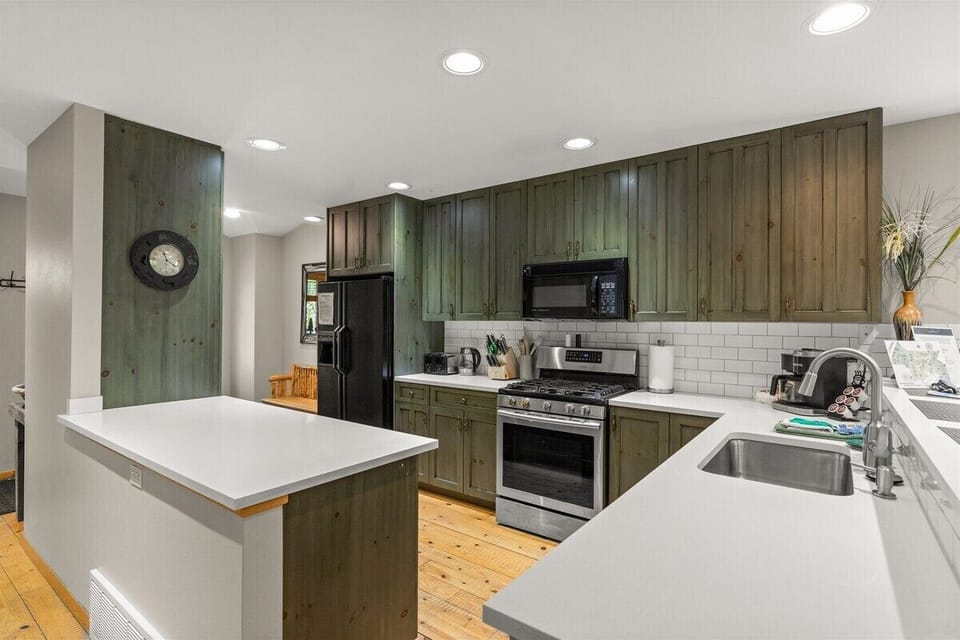 Large Kitchen with gas stove, and Kuerig combo coffee maker