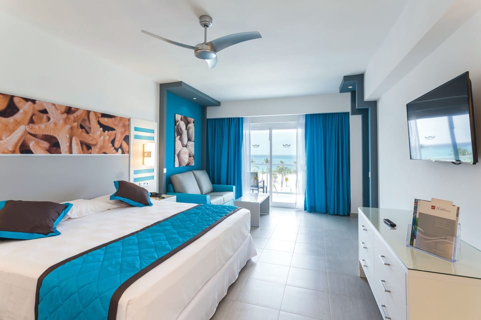 Double room partial sea view.