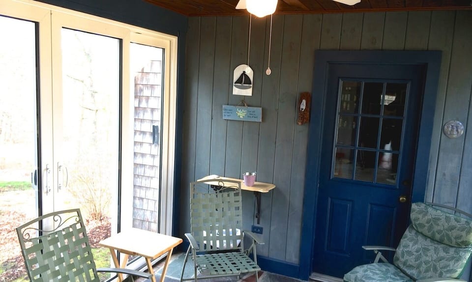 Lovely, airy breezeway