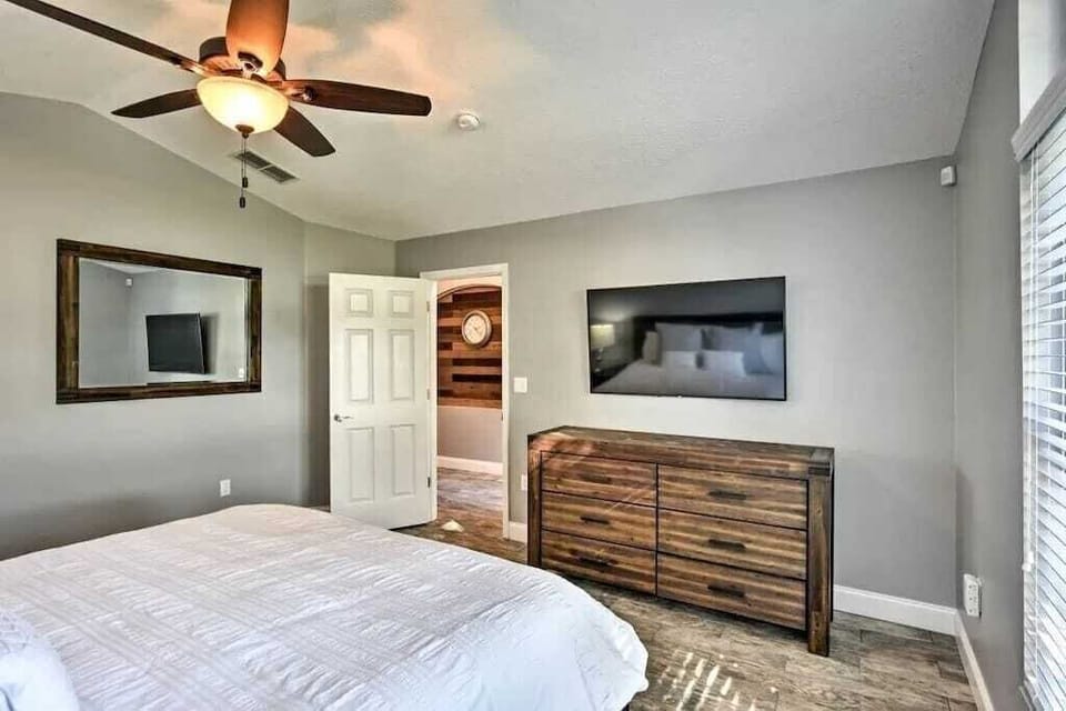 Large Luxury Master Suite with Queen Bed and Quality Hotel Linen