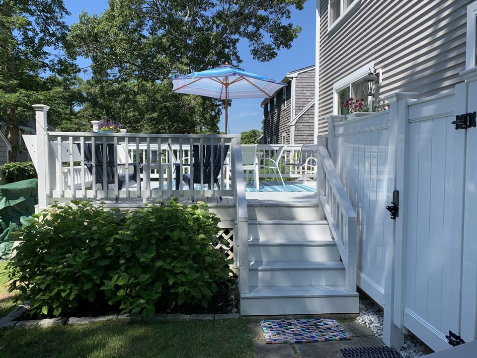 Oversized deck with Telescope table and chairs