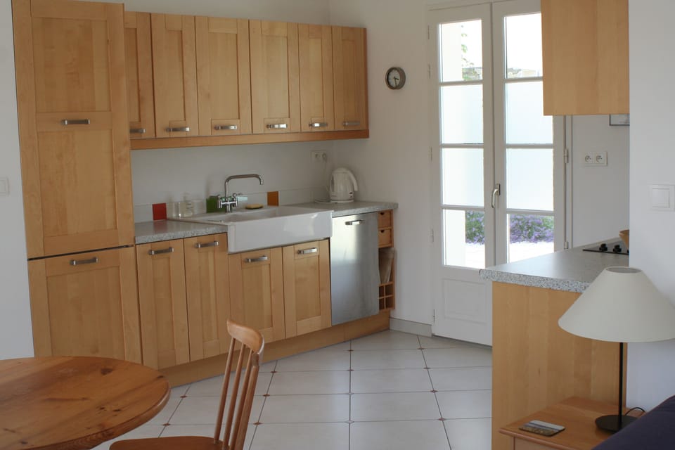 Spacious fitted kitchen with all mod cons.