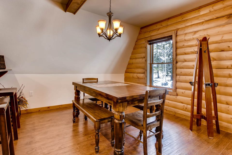 Large dining room that seats 6-8.