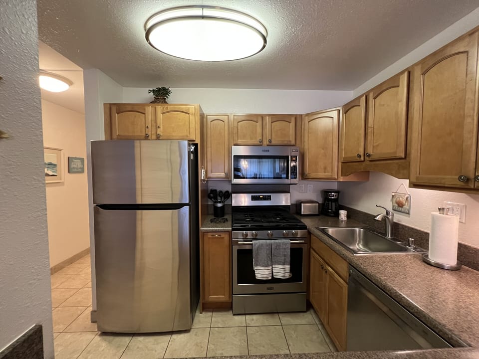 Range is natural gas.  Very rare in Maui condos in Kihei.