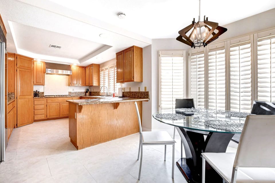 Kitchen with eat-in breakfast area