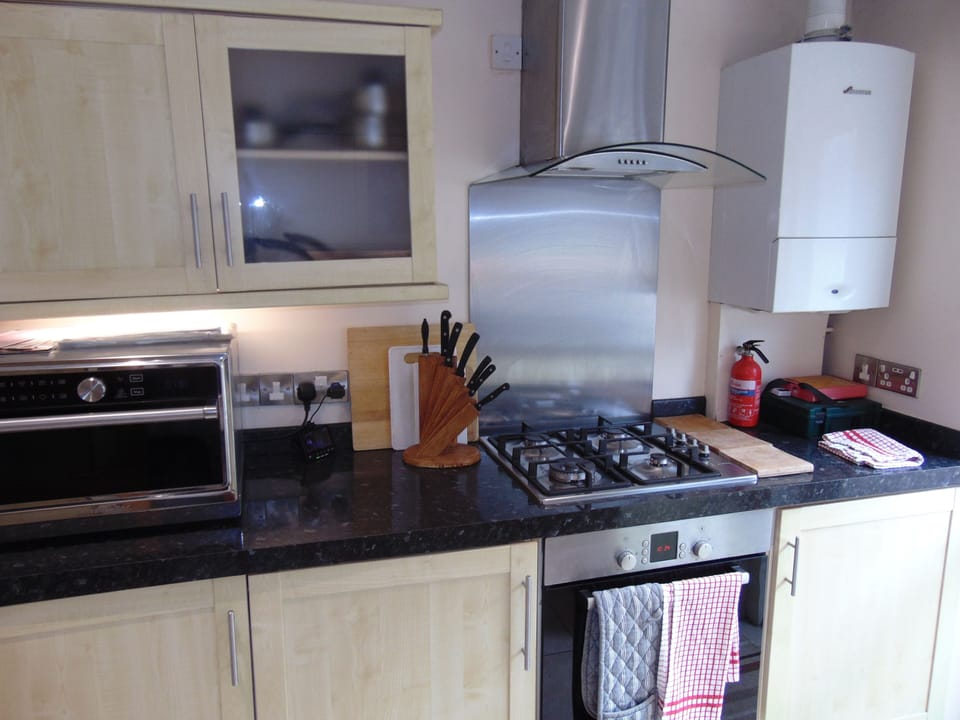 Bosch gas hob and electric oven, microwave and combiboiler.