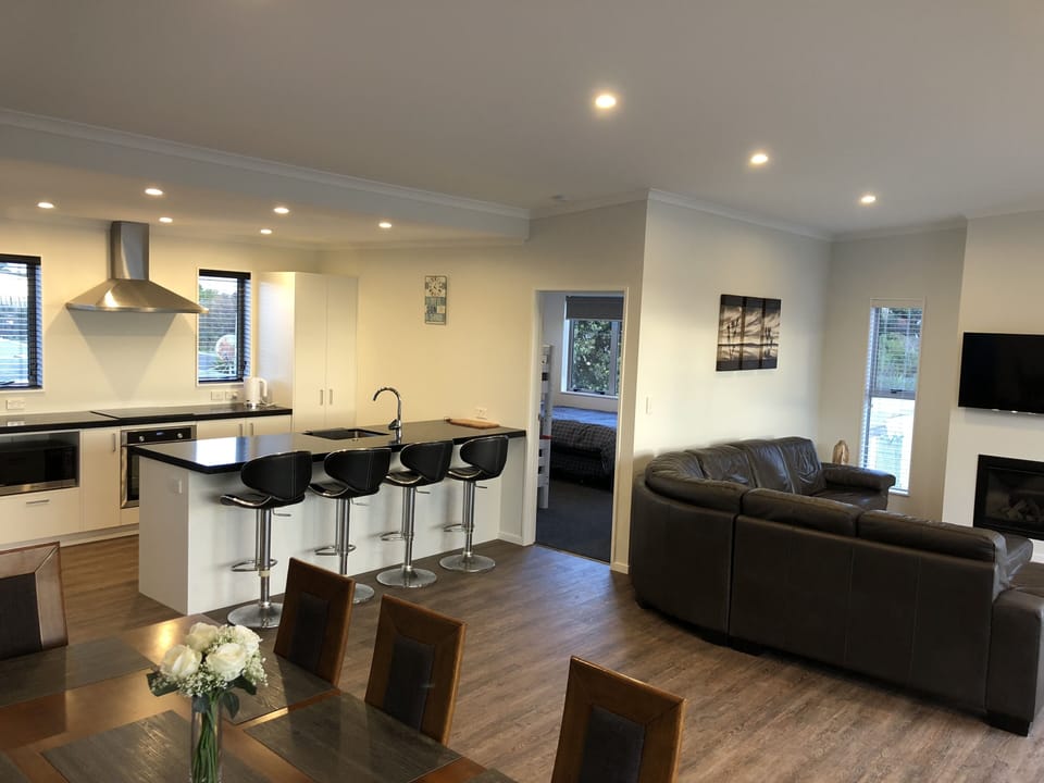 Otaki Beachfront Getaway. Band New House