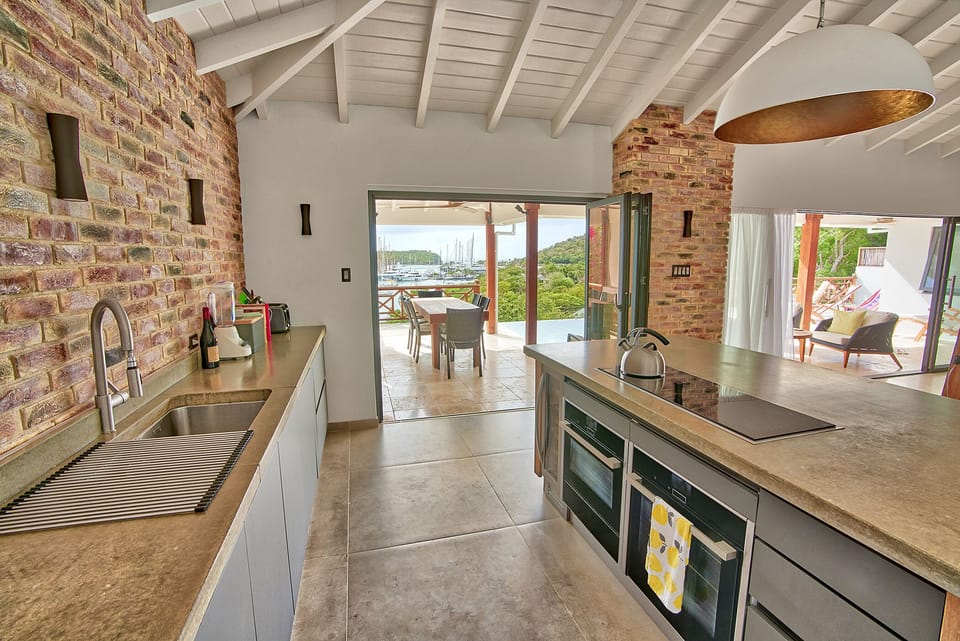 Well equipped kitchen and great dining space to entertain and relax