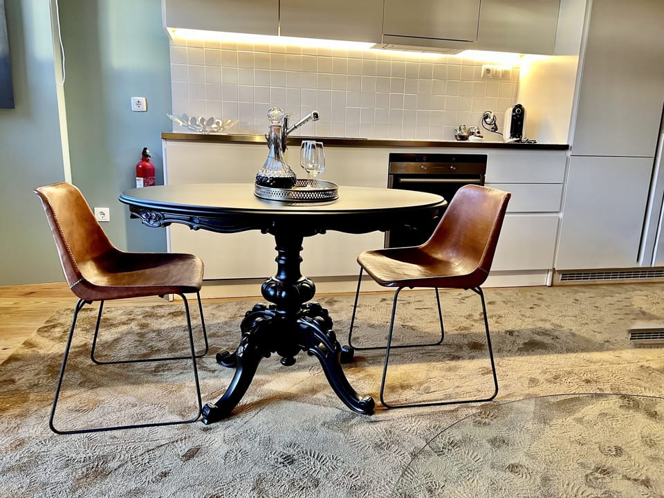 A mesa e a cozinha