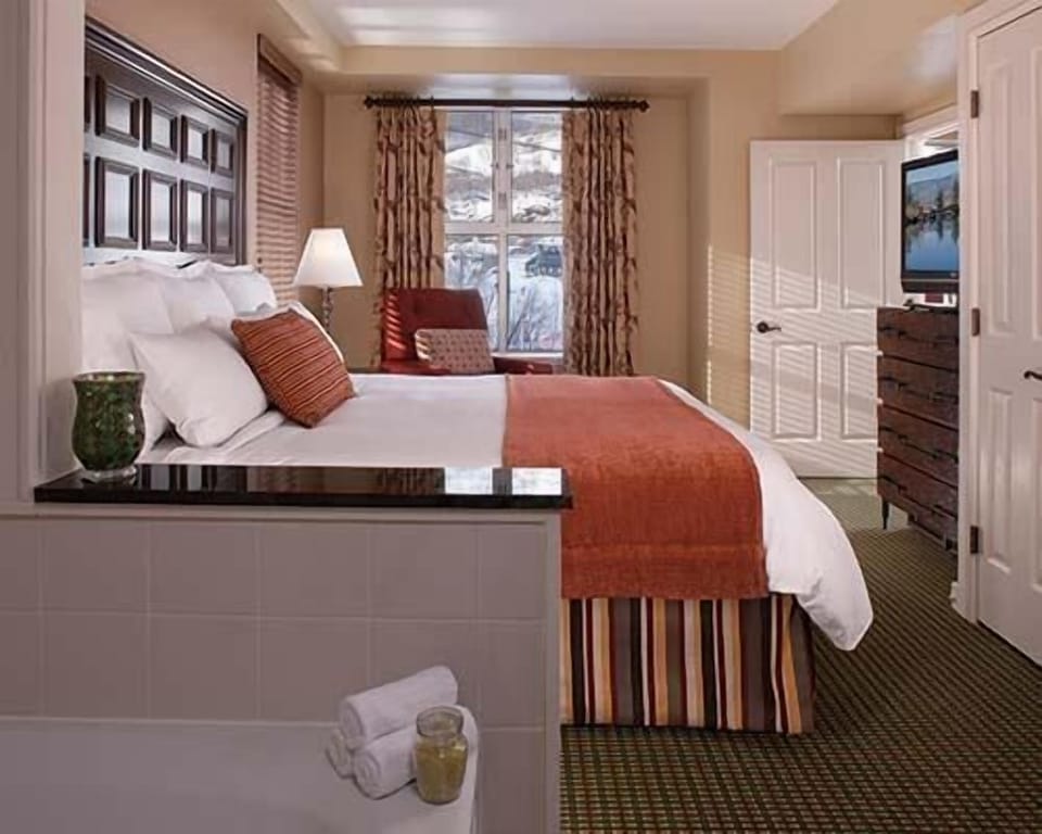 Master suite with oversize soaking tub
