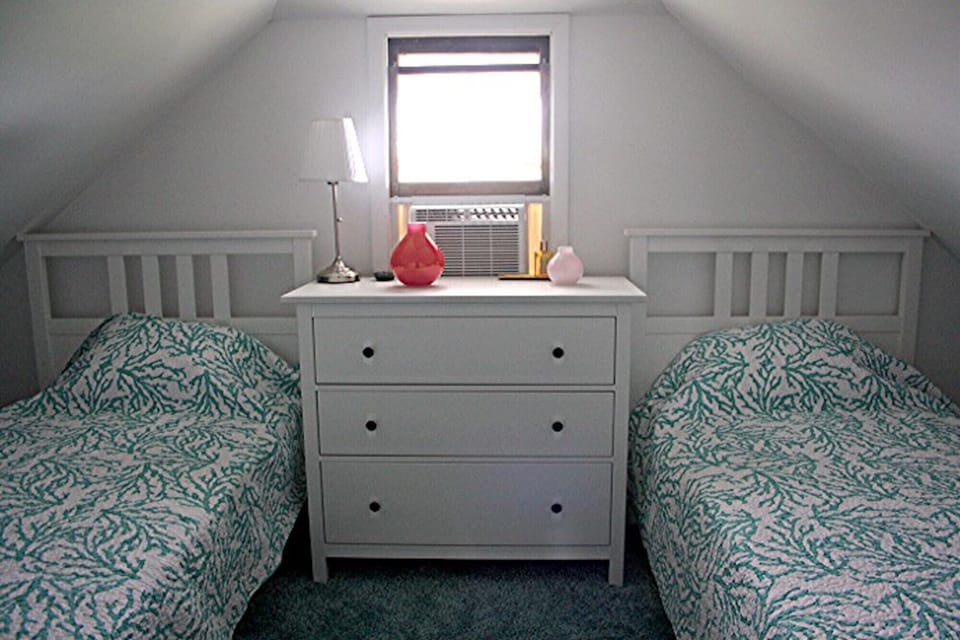 The Sea Coral Room.
2 twin sized beds.