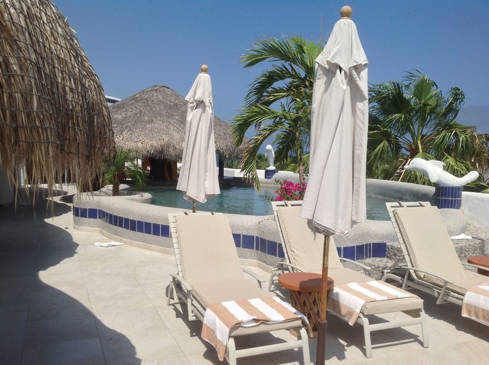 Seating area, pool and swim up bar