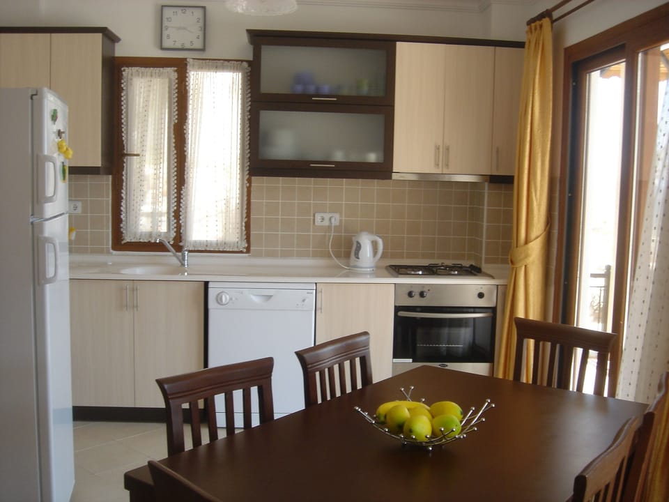 Dining / kitchen area