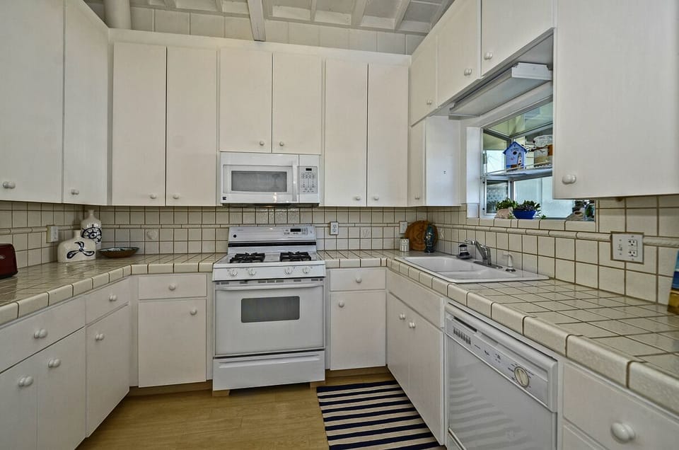 Fully equipped kitchen with gas stove and dishwasher