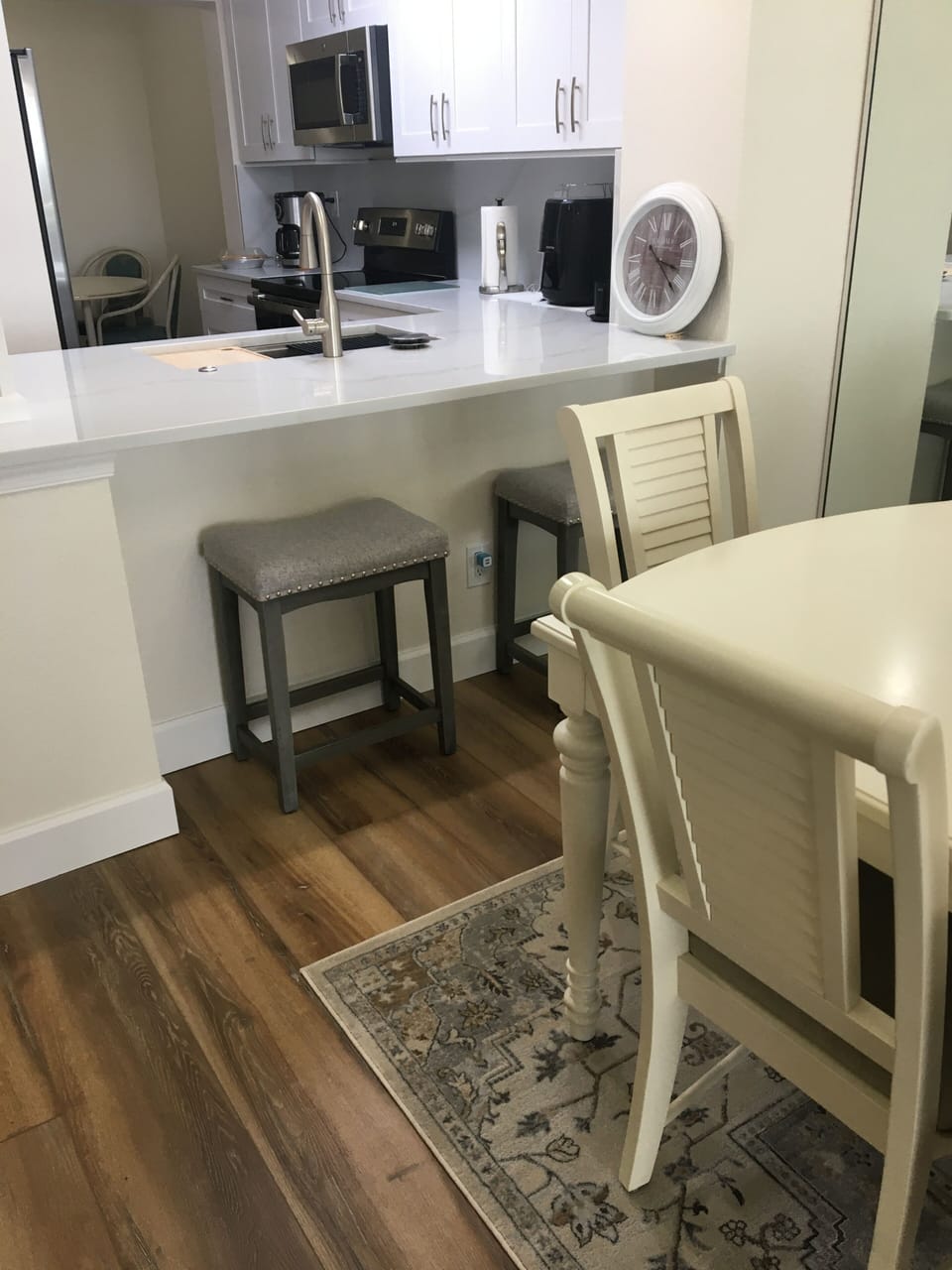 Dining/kitchen bar area