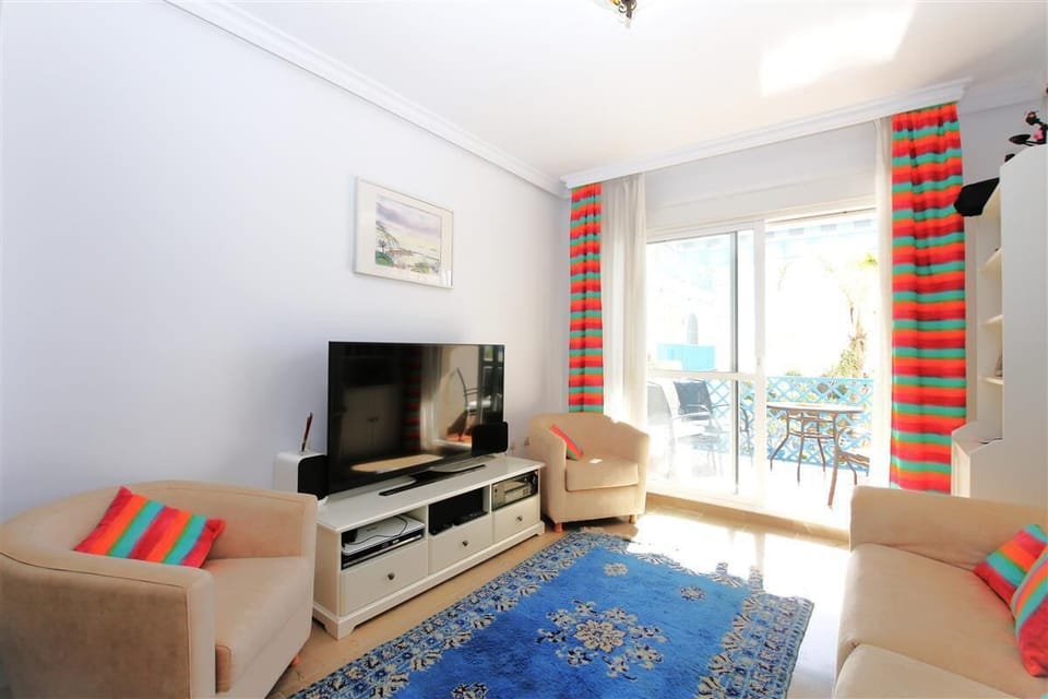 Bright lounge with air conditioning and Flatscreen TV (including international channels)