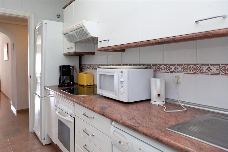 Another view of the fully fitted kitchen from a different angle