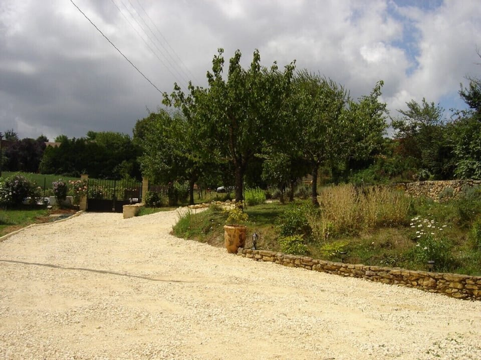 The courtyard & path to the pool