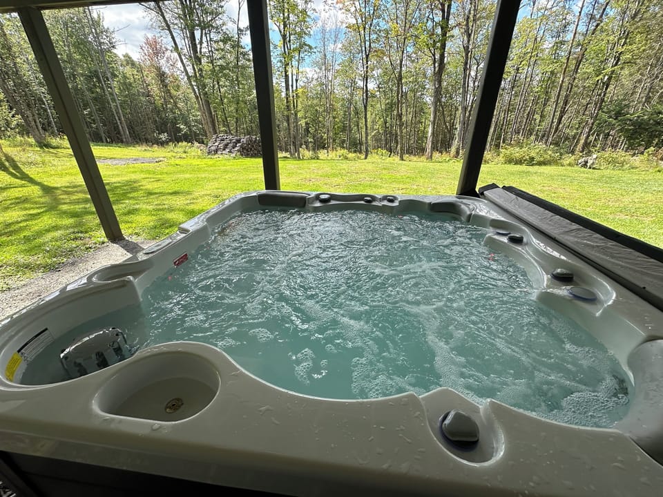 Brand new 6 person hot tub. Additional fee and parental supervision required.
