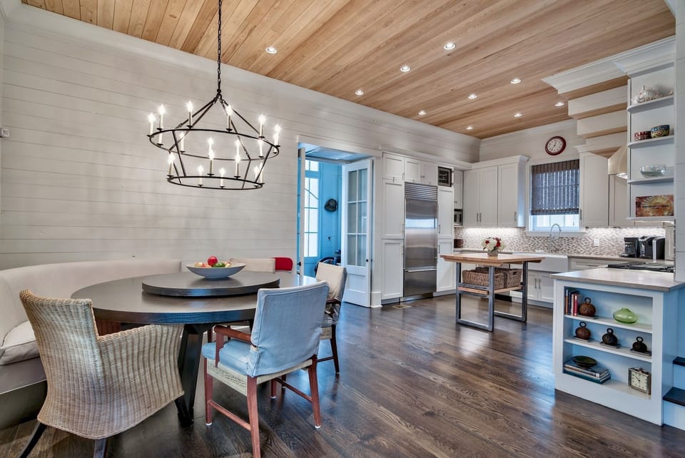 Dining Area w/ Seating for 8