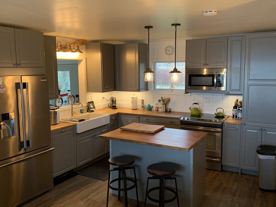 Well stocked kitchen with all the equipment you require for entertaining.

