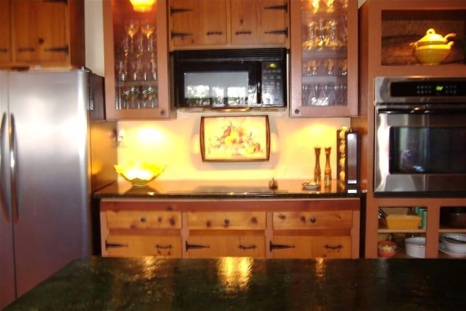 Stainless appliances, granite counter tops, fully appointed, all amenities!