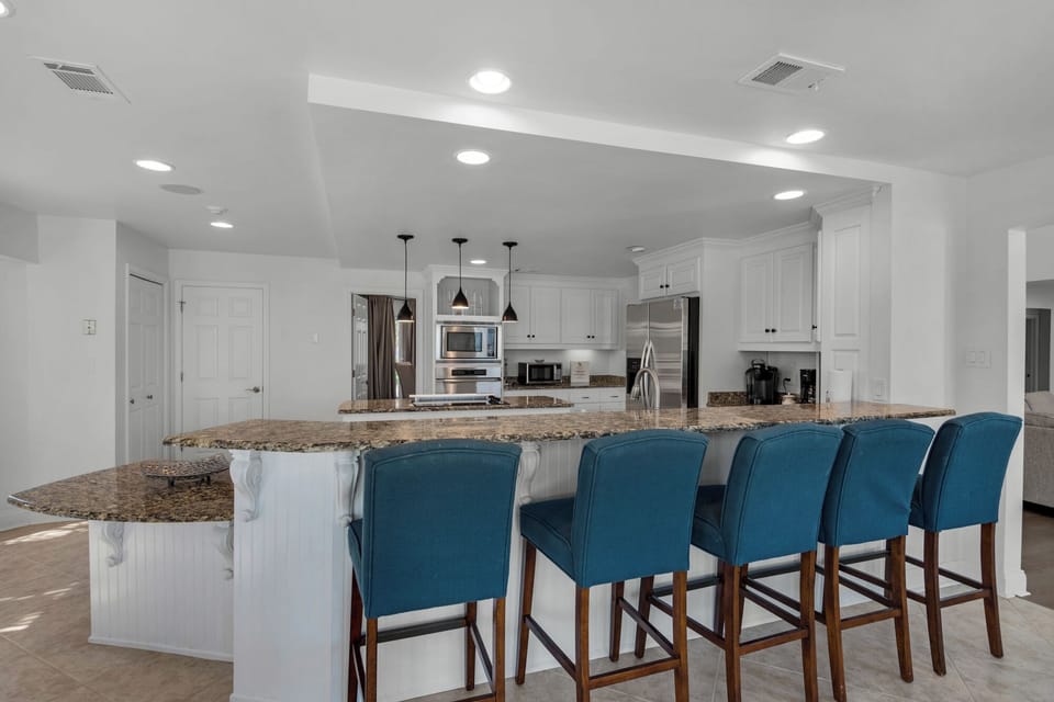 Eat-in kitchen bar seating