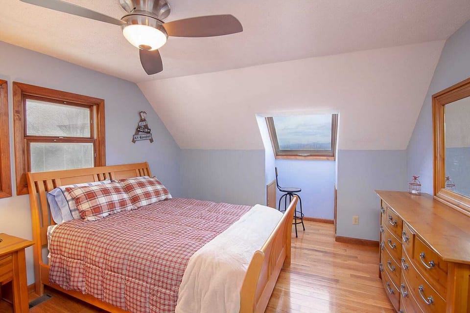 Queen Bedroom Upstairs