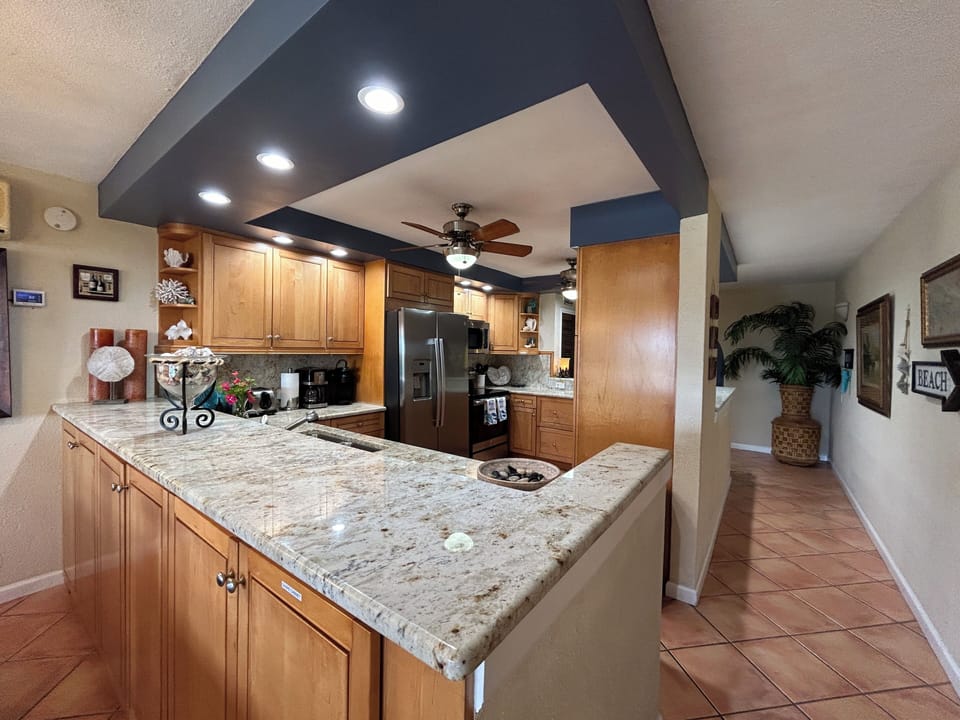 Huge Kirchen with granite counters