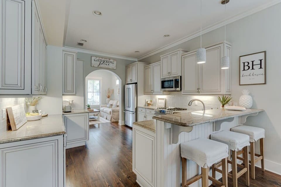 Breakfast Bar with Seating for 3