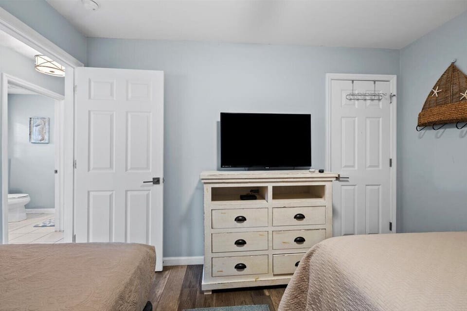 Flat screen tv in every bedroom.