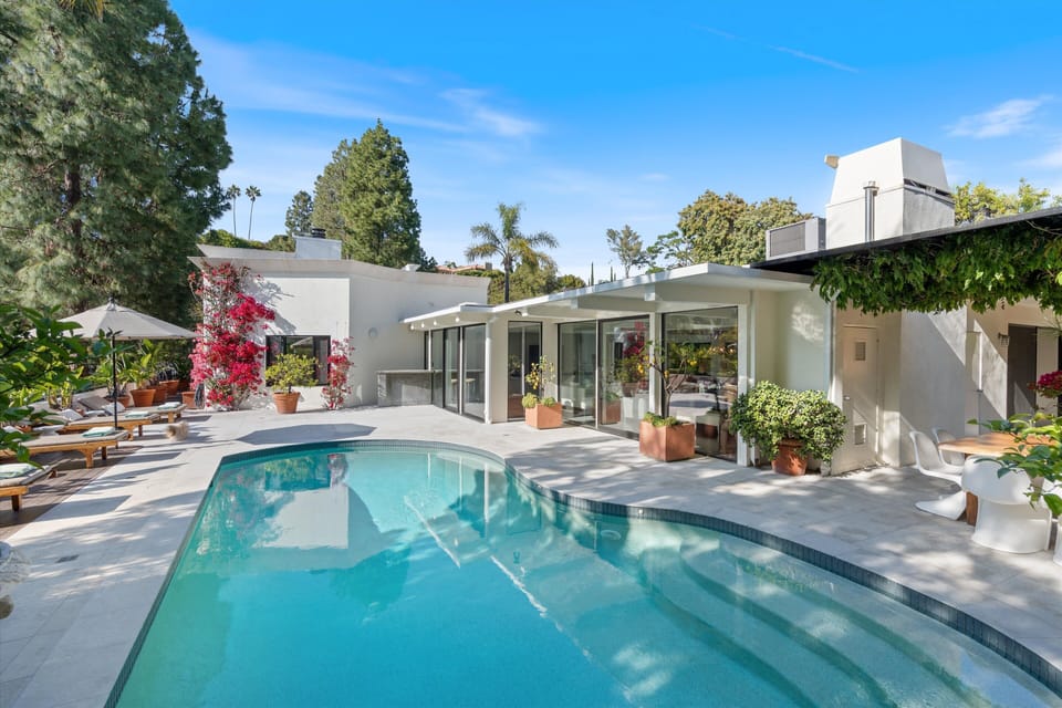 Salt Water pool with Swim jets !