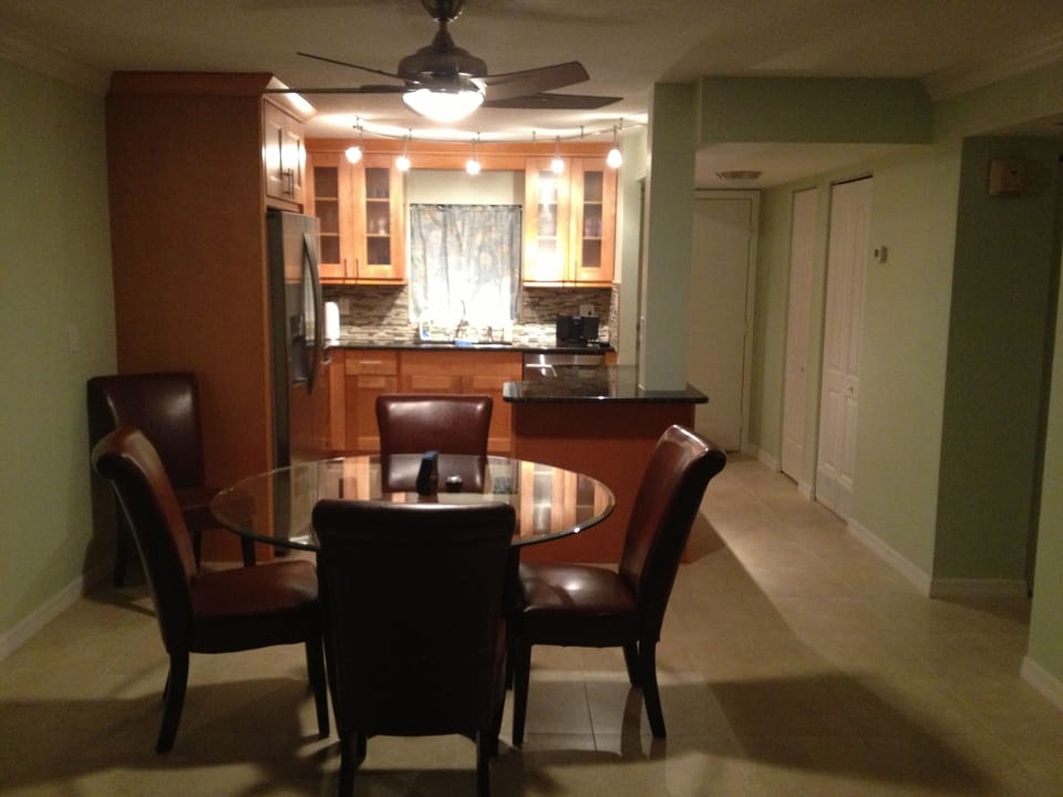 Eating area seats 7 comfortably
