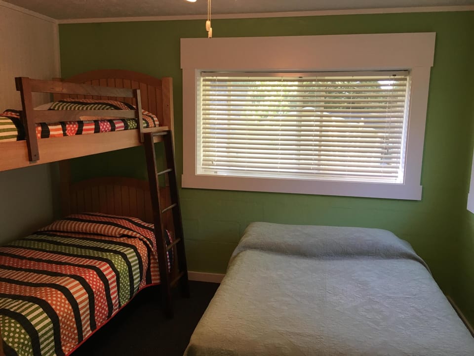Twin bunk room with Full size bed