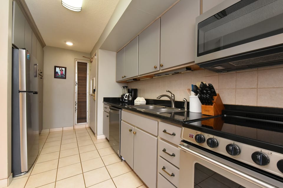 FULLY EQUIPPED & STOCKED KITCHEN. NEW STAINLESS STEEL APPLIANCES