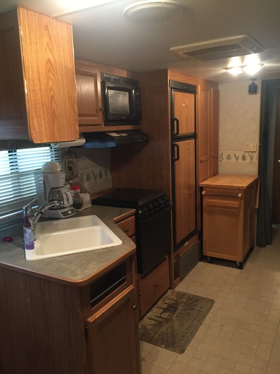 Full Kitchen with island!