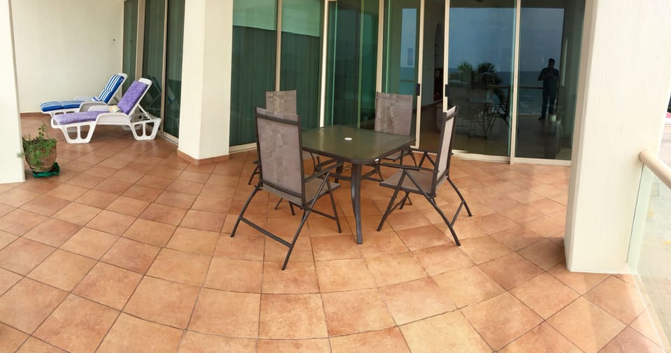 very spacious terraza for watching the sunset.