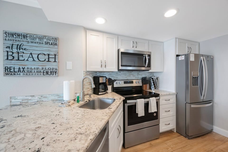 Full kitchen with granite counter.