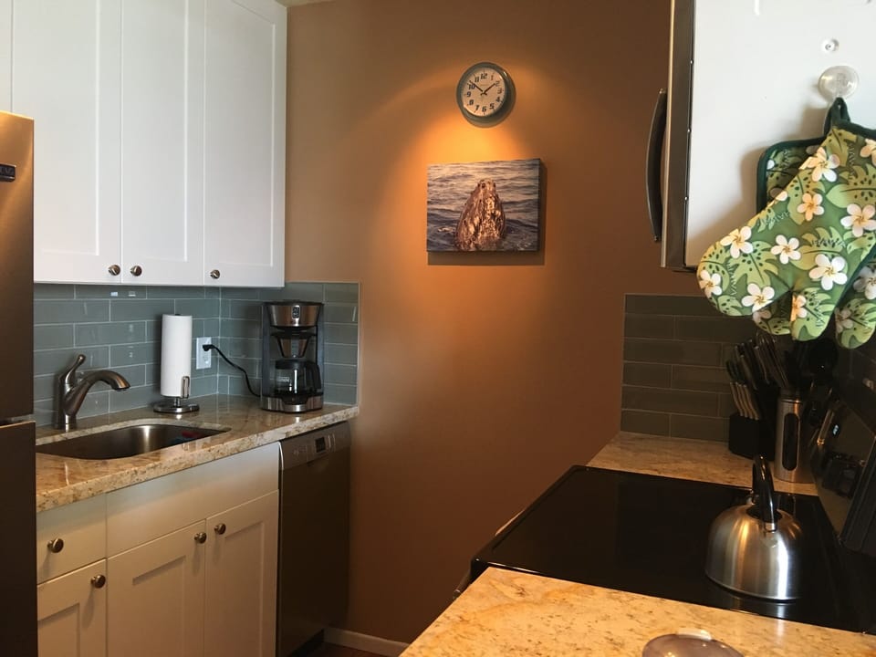 Full kitchen.