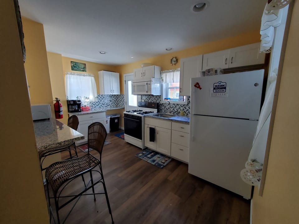 Fully equipped kitchen,breakfast counter, blender, Keurig & drip coffee pot.  