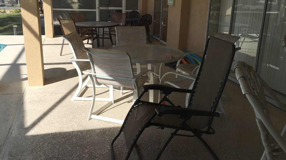 Lanai - seating for 8
