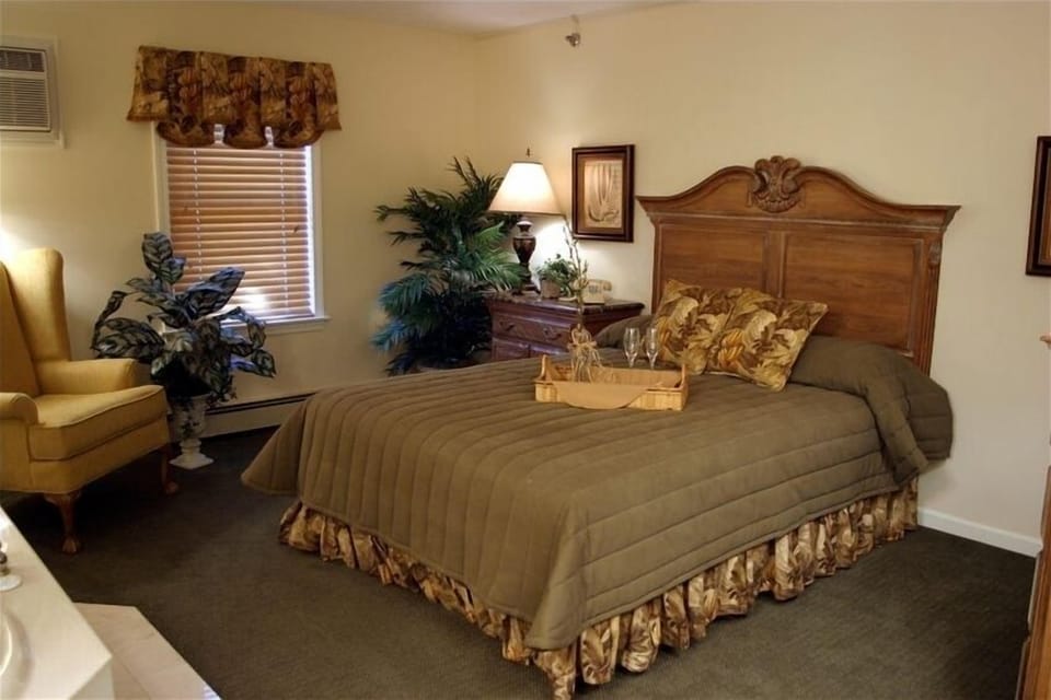 Queen bed in spacious bedroom.