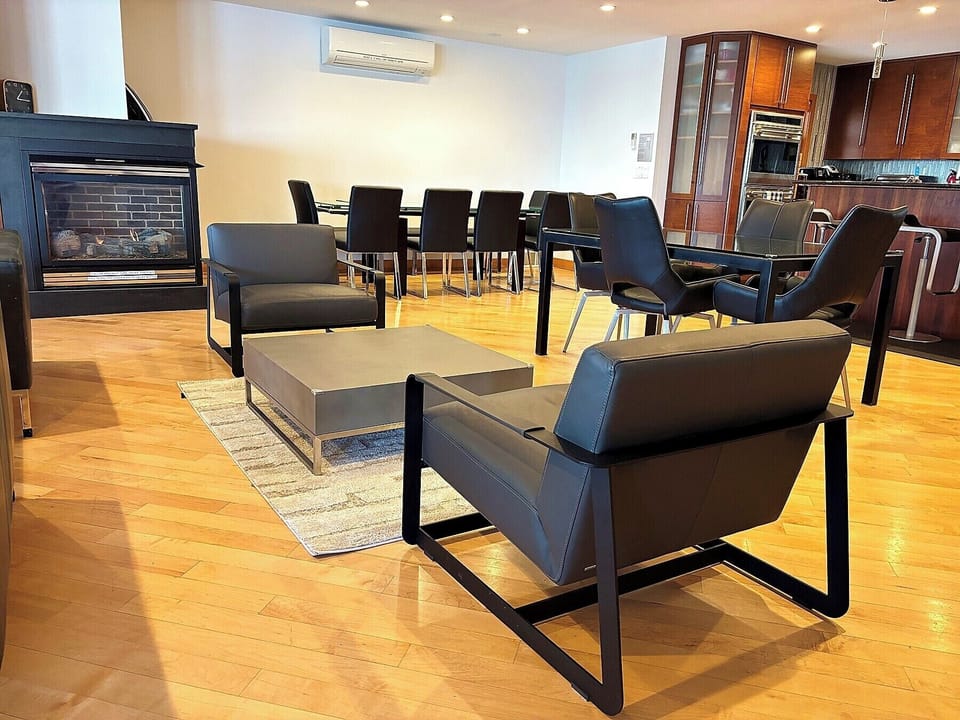 LOUNGE AREA
