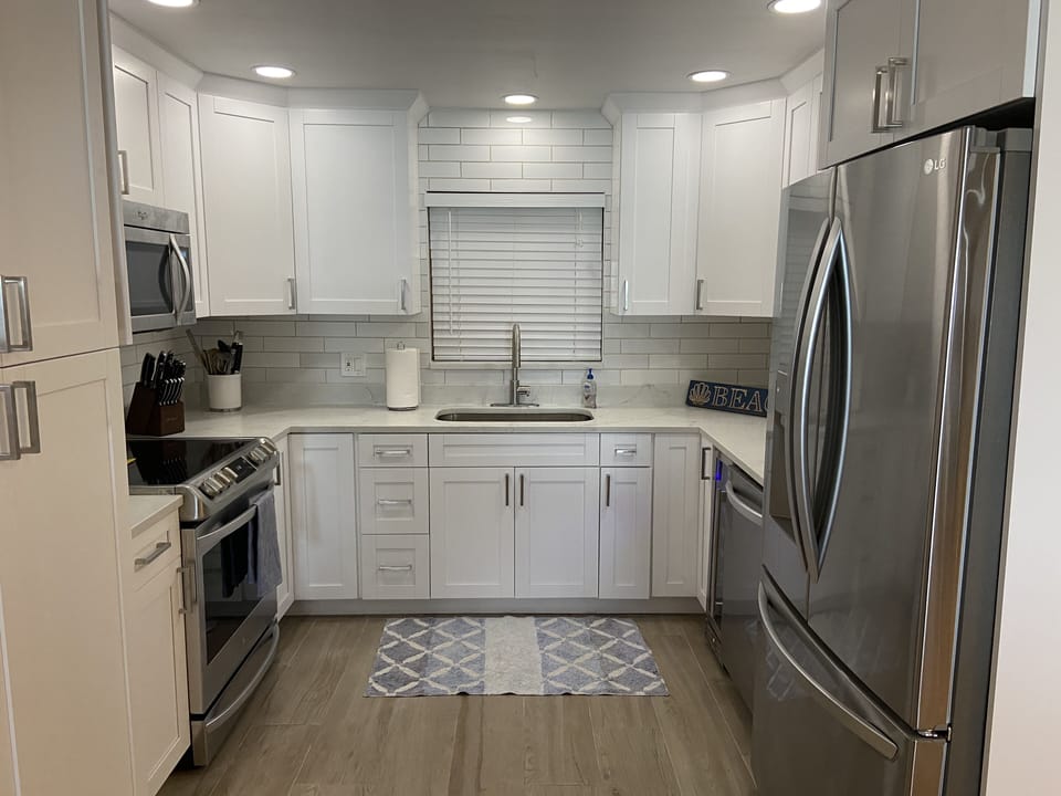 Large Kitchen Area Perfect for Gourmet Cooking 