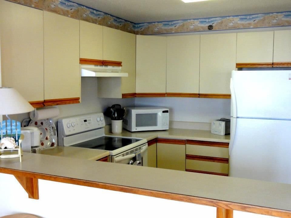 Full Kitchen Off Dinning Area