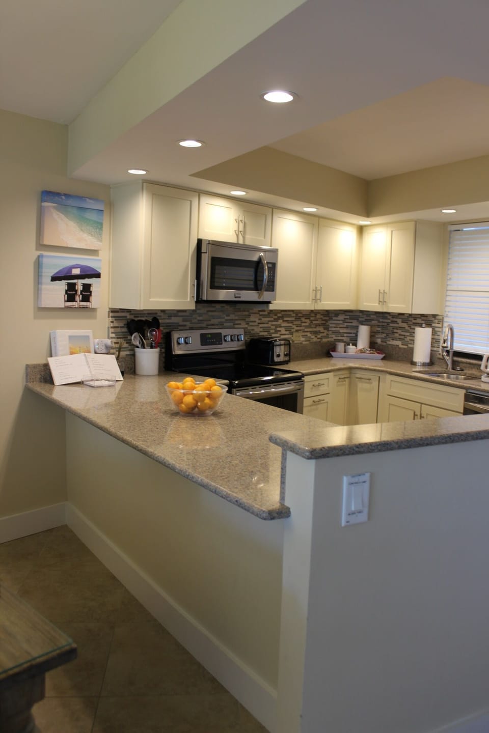FULLY EQUIPPED MODERN KITCHEN WITH GRANITE AND STAINLESS STEEL APPLIANCES.