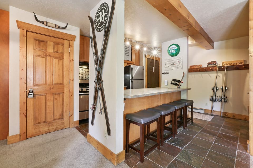 Kitchen with breakfast bar for 4 and new (2013!) stainless steel appliances